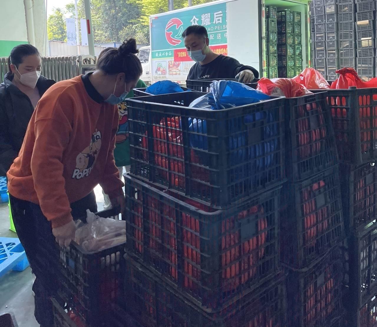 疫情最新动态下的同班同学与巷弄深处的美食之旅